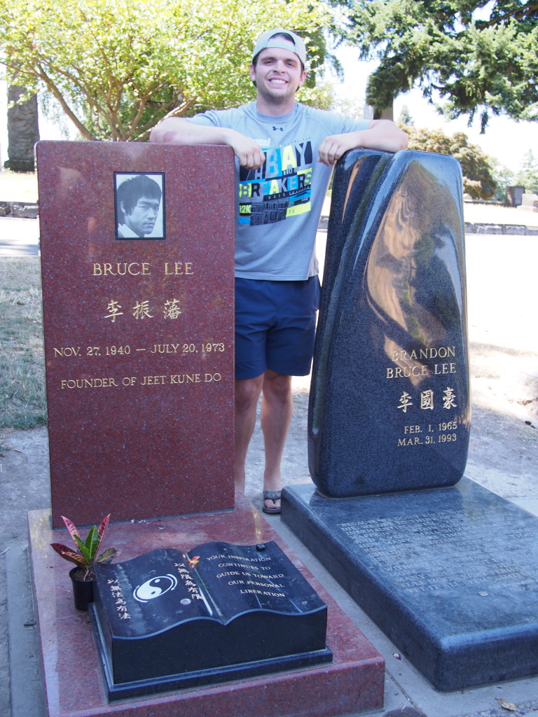 Bruce Lee's grave at Lake View Cemetary.